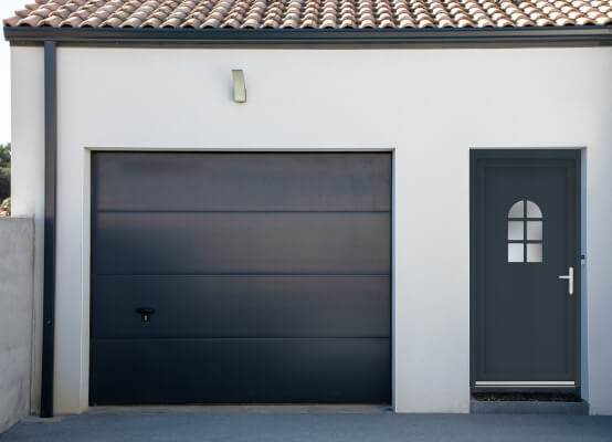 Nebeneingangstür Magden Garage