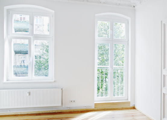 Balkontür mit Sprossen aus Holz-Alu