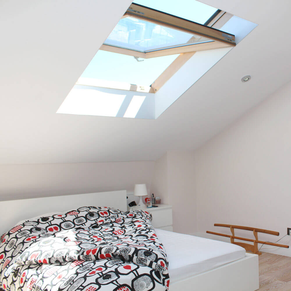 Holzdachfenster im Schlafzimmer