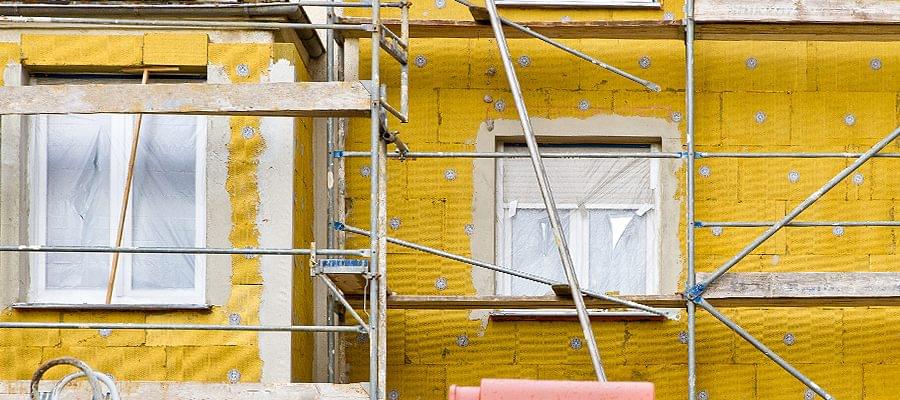 Fensterlaibung von außen mit unverputztem Mauerwerk