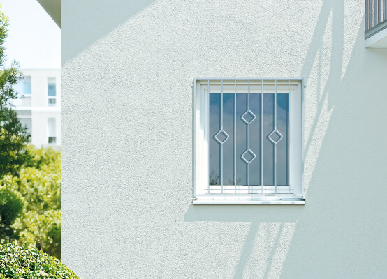Fenstergitter in Weiss mit Ornamenten