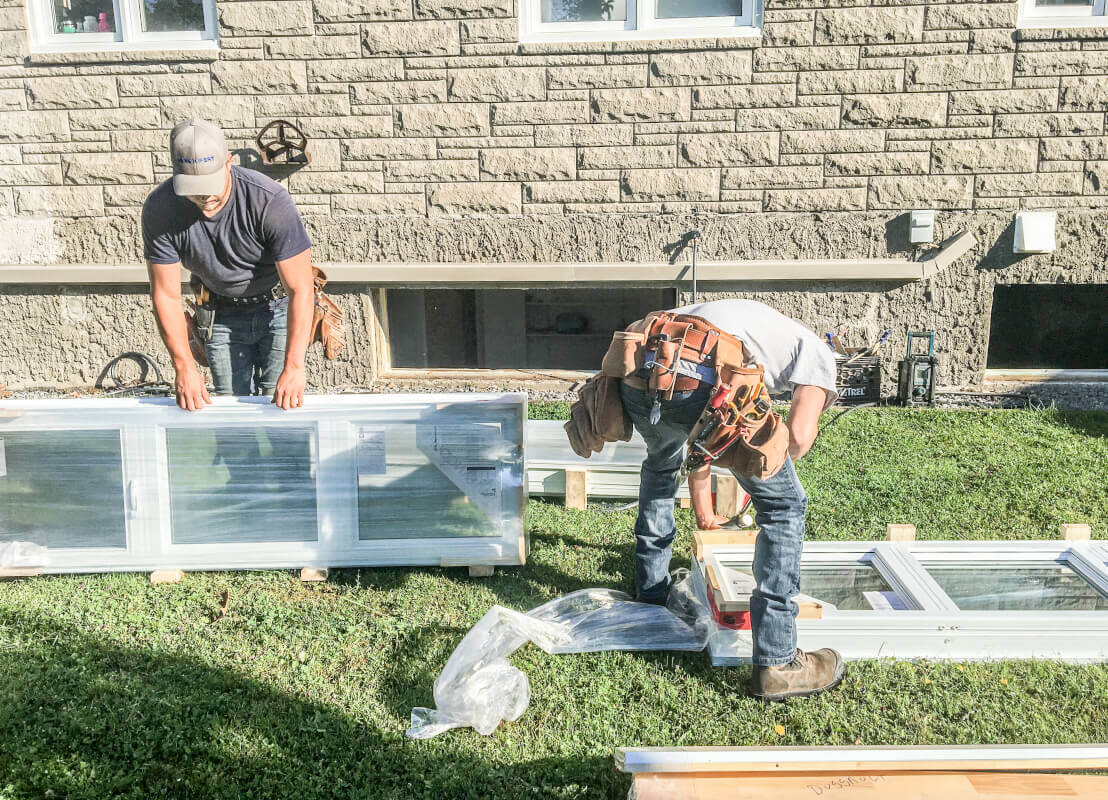 Kellerfenster wird eingebaut