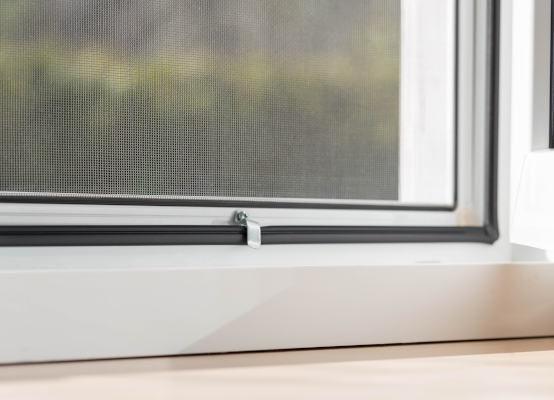 Fenster mit Fliegengitter Spannrahmen