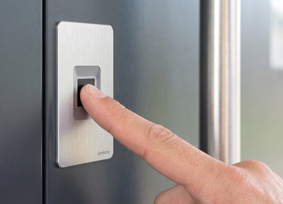 Öffnung mit Fingerabdruck
