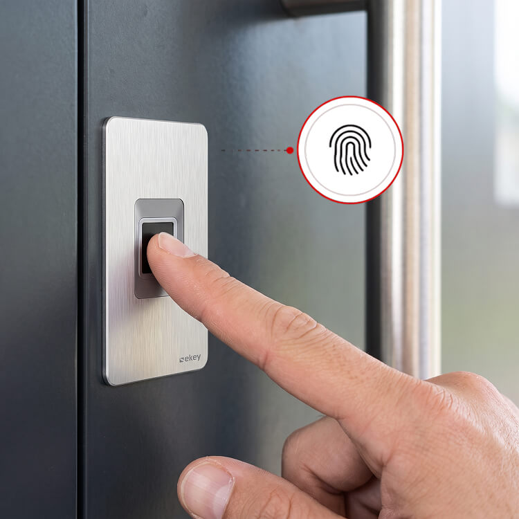 Öffnung mit Fingerabdruck