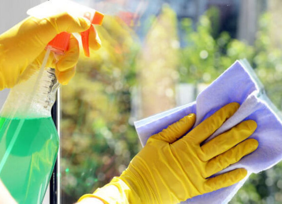 Fensterreiniger mit Microfasertuch