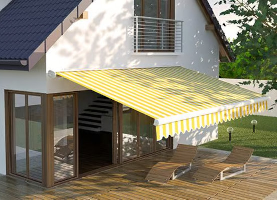 Haus mit Markise über Terrasse