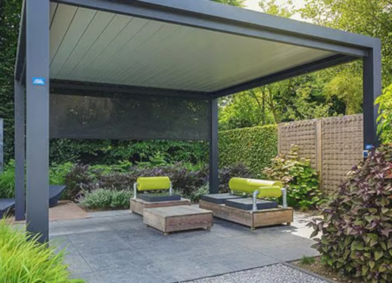 Pergola im Garten mit Gartenmöbeln