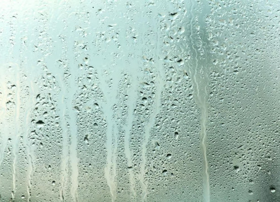 Kondenswasser am Glas