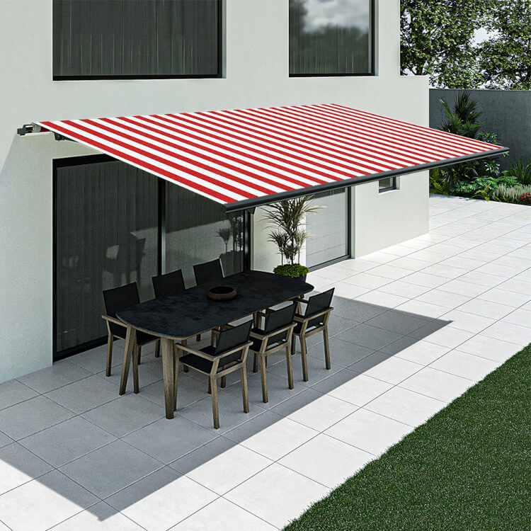 Terrasse mit rot-weiss gestreifter Markise