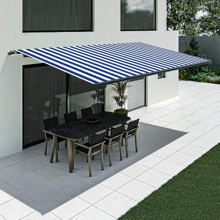 Terrasse mit blau-weiss gestreifter Markise