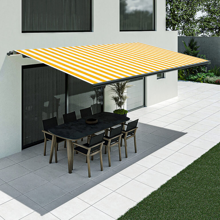 Terrasse mit gelb-weiss gestreifter Markise