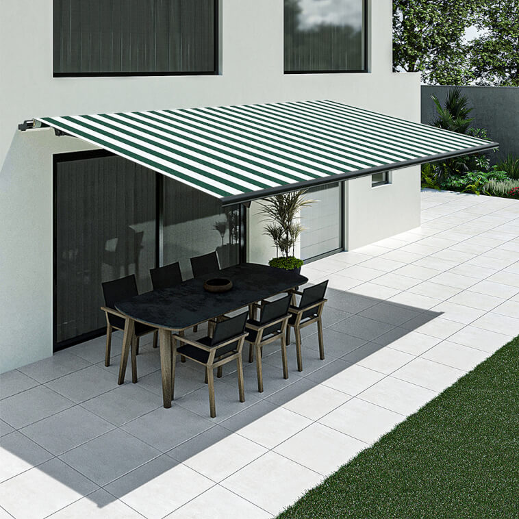 Terrasse mit grün-weiss gestreifter Markise