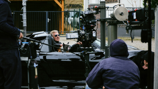 Behind the scenes: Stefan Effenberg beim Dreh des fenster.com TV-Spots