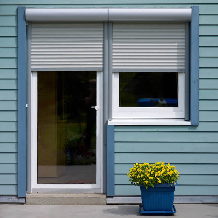 Fenster-Tür-Kombination mit Vorbaurolladen nach Mass