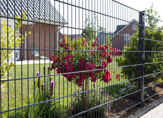 Doppelstabmattenzaun im Garten