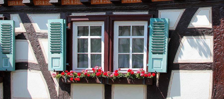 Weisses Sprossenfenster in Fachwerkhaus