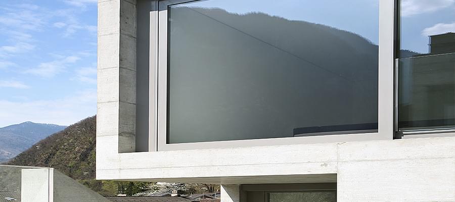 Glasfassade bei modernem Wohnhaus