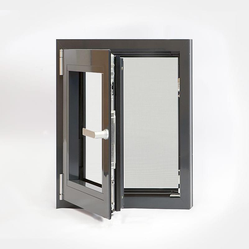 Geöffnetes Kellerfenster mit Fliegengitter 